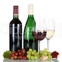 Rotwein und Weißwein in Weinflaschen freigestellt