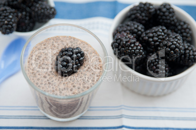 Chia Pudding mit Beeren