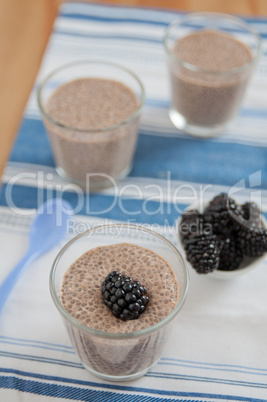 Chia Pudding mit Brombeeren