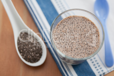 Chia Pudding mit Brombeeren