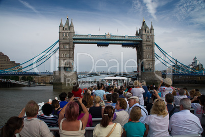 Dampfer, Themse, London, Menschen, Touristen, Attraktion, Rundfahrt, Schifffahrt, Ausflug, wasser, Fluss, Besuchermagnet, Schiff, städtereise, England, Flussschiff, City, Tower, Bridge, Brücke, Ufer, großbritannien, großstadt, Flussufer, Hafen, Pier, Steg