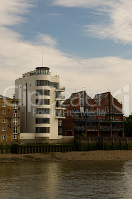 Wohnhaus, Boot, Architektur, London, Ufer, Stufen, Turm, kurios, Themse, Eigentumswohungen, Style, Hochhaus, Wolkenkratzer,  Skyline, modern, rot, weiß, bewölkt, typisch, england, Reihenhaus, Fassade, Immobilie,