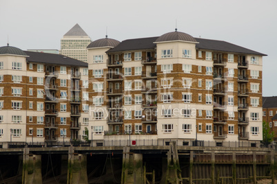 Wohnhaus, Boot, Architektur, London, Ufer, Stufen, Turm, kurios, Themse, Eigentumswohungen, Style, Hochhaus, Wolkenkratzer,  Skyline, modern, rot, weiß, bewölkt, typisch, england, Reihenhaus, Fassade, Immobilie,