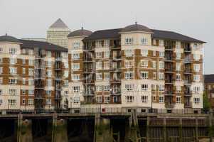 Wohnhaus, Boot, Architektur, London, Ufer, Stufen, Turm, kurios, Themse, Eigentumswohungen, Style, Hochhaus, Wolkenkratzer,  Skyline, modern, rot, weiß, bewölkt, typisch, england, Reihenhaus, Fassade, Immobilie,