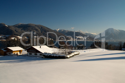 Winter, Winterlandschaft, Tegernsee, Oberbayern, Bayern, Bergsee, geschneit, Ufer, kalt, eisig, Frost, Himmel, blau, schön, idyllisch, Landschaft, Panorama, Alpen, Alpenvorland, Überblick, Bergblick, Tal, oben, Wald, Berge, Berg, Wälder, Schnee, Haus, Häu