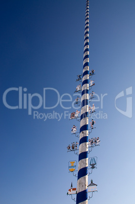 maibaum, stamm, baumstamm, zunft, zunftzeichen, zeichen, symbole, tradition, bayern, blau, weiß, himmel, handwerk,