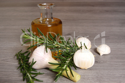knoblauch, rosmarin und olivenöl