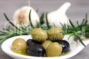 oliven mit knoblauch