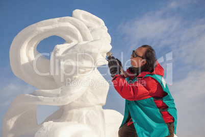 Festival "Magic ice of Siberia", sculptor creates a sculpture f