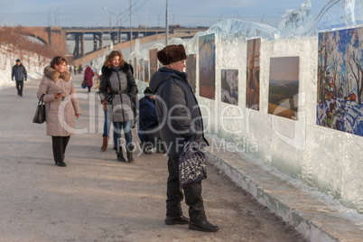 Festival "Magic ice of Siberia", Townspeople examine pictures a