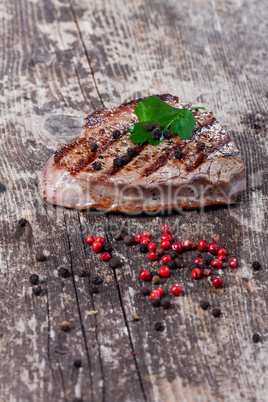 Steak auf einem Holzbrett