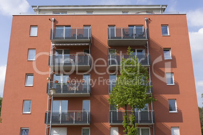 fassade eines modernen mehrfamilienhauses in potsdam, deutschlan