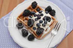 Waffeln mit Sahne und Beeren