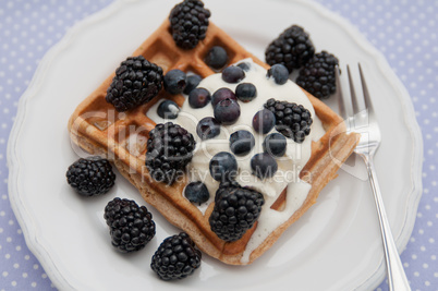 Waffeln mit Sahne und Beeren