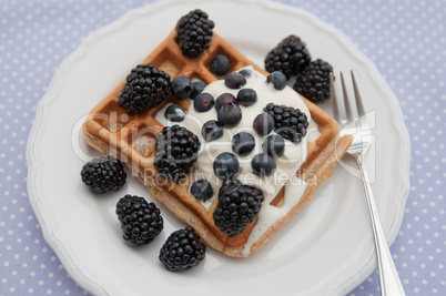 Waffeln mit Sahne und Beeren