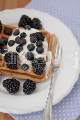 Waffeln mit Sahne und Beeren