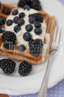 Waffeln mit Sahne und Beeren