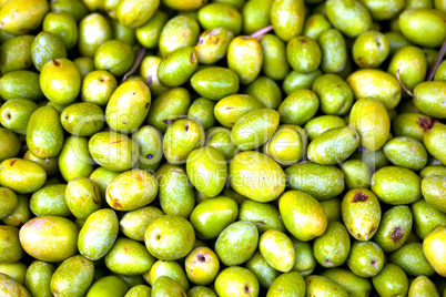 Frische grüne Oliven auf einem Markt