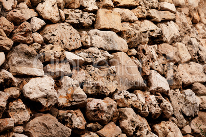 Mauer aus Natursteinen