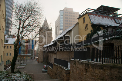 Jena, City, Stadt, Altstadt, Stadtmauer, Innenstadt, Kirchturm, Kirche, Glockenturm, Herbst, Winter, Nebel, bedeckt, neblig, Kontrast, Fassade, gebäude, Haus, Seitenstraße, Straße, Gehweg