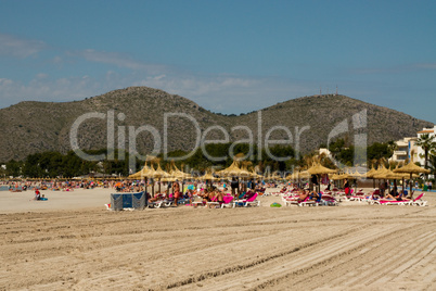 Strand, sauber, geharkt, gereinigt, neu, Bucht, Alcudia, Mallorca, Berge, Ufer, Touristen, Hotel, Sommer, himmel, blau