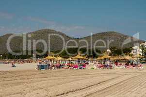 Strand, sauber, geharkt, gereinigt, neu, Bucht, Alcudia, Mallorca, Berge, Ufer, Touristen, Hotel, Sommer, himmel, blau