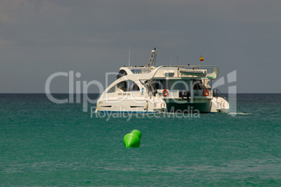 Katamaran, Fähre, Yacht, Motorboot, groß, blau, azur, türkis, Mittelmeer, Schiff, Bootsfahrt, Boje, grün