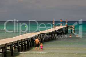 Steg, Touristen, Urlauber, Urlaub, spazieren, Plattform, Anker, Tau, Poller, Pier, Holzsteg, Bootssteg, Meer, Meerblick, blau, azur, türkis, Alcudia, Mallorca, Mittelmeer