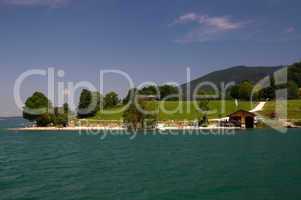 Freibad, Seebad, Bootshaus, Tegernsee, Point, Strandbad, Strand, Seeufer, Badesee, Sommer, himmel, blau, Bergsee, Urlaub ,Ferien, alpen, Oberbayern, Hügel, Berg, Wiese, Liegewiese, Seebad, Kiosk, Imbiss, Restaurant, Schuppen, hütte, Bootssteg,