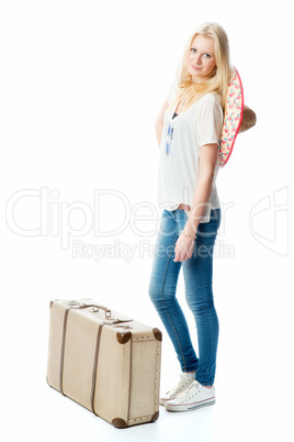 Blonder Teenager mit Koffer und Sombrero