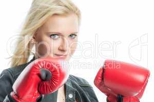 blondes mädchen mit boxhandschuhen