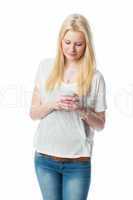 Blonder Teenager simst  mit Smartphone
