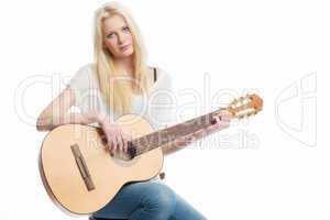 blondes mädchen mit gitarre