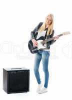 Blondes Mädchen mit E-Gitarre und Verstärker
