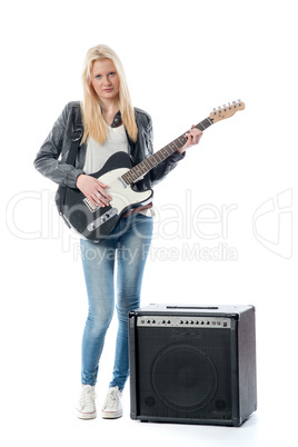 blondes mädchen mit e-gitarre und verstärker