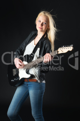 Blondes Mädchen mit E-Gitarre