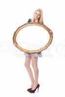 Blondes Mädchen hält einen goldenen Spiegel