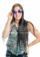 Mädchen mit runder Sonnenbrille