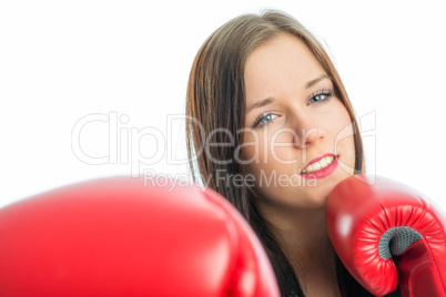 Brünettes Mädchen mit Boxhandschuhen