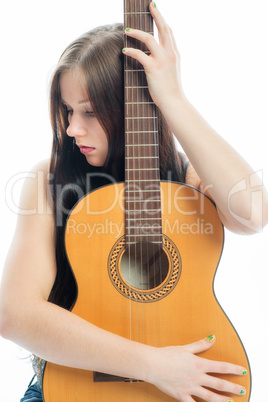brünette frau mit gitarre