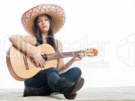 Brünettes Mädchen mit Gitarre