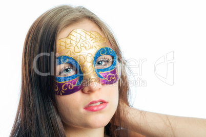 Brünettes Mädchen mit Maske