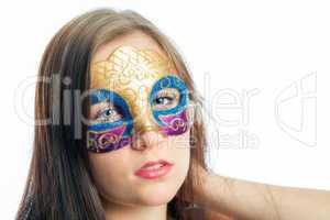 Brünettes Mädchen mit Maske