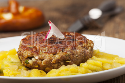 Bayerische Fleischpflanzerl mit Kartoffelsalat