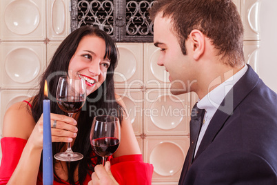 Romantische junge Paar trinken Rotwein