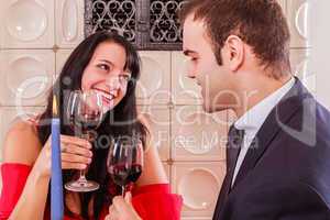 Romantische junge Paar trinken Rotwein