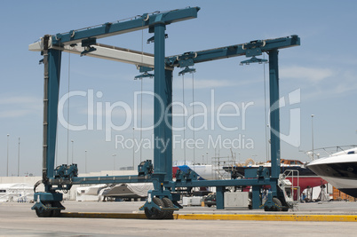 crane to move yachts