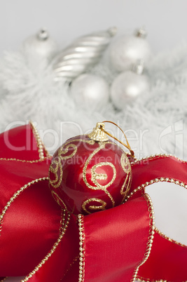 Christmas motifs with balls and chains