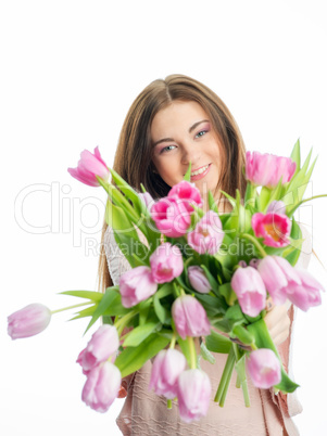 Mädchen verschenkt Tulpen
