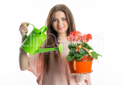 Mädchen gießt eine Topfpflanze